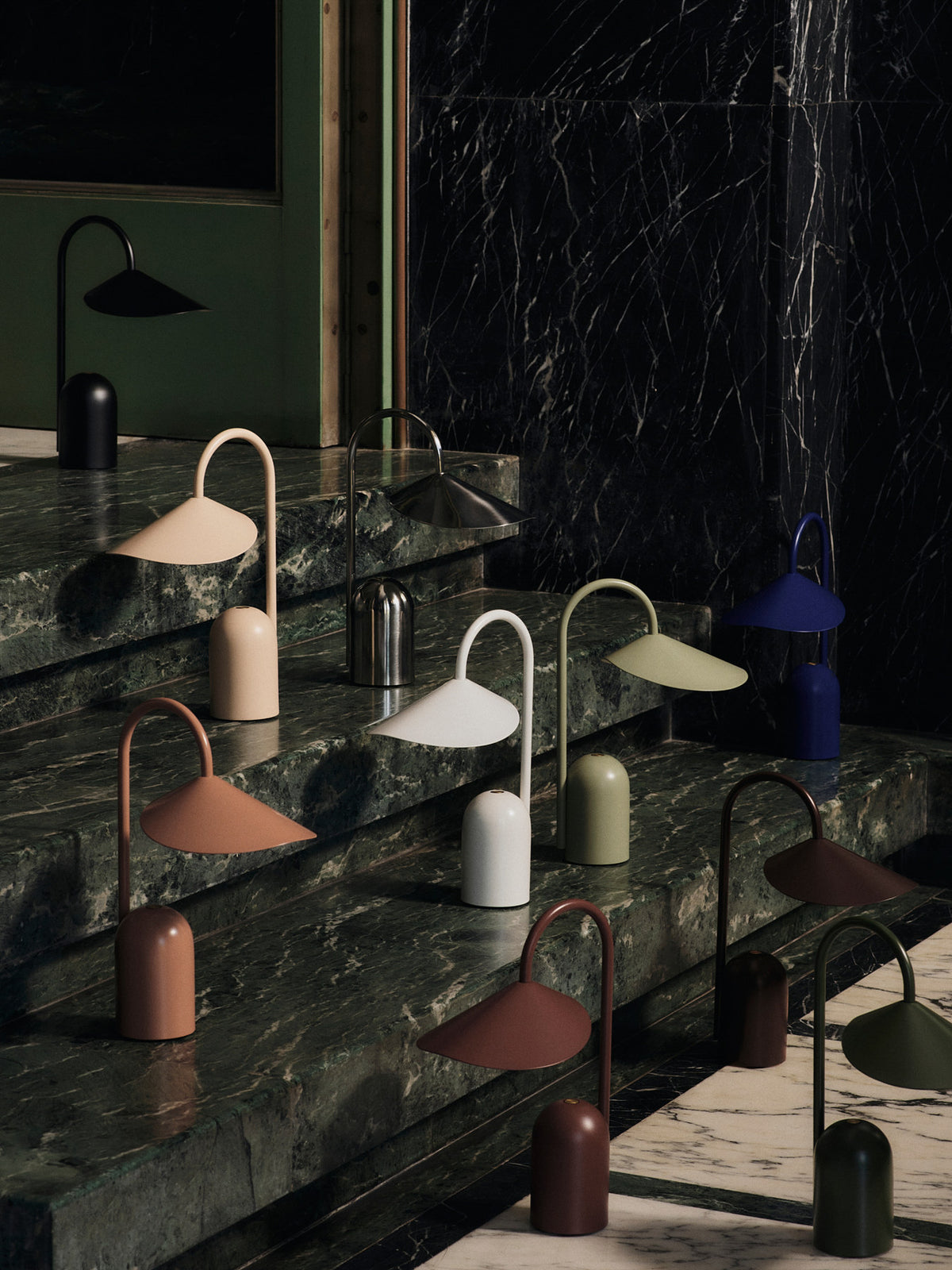 Arum portable Tischleuchte in Teegrün präsentiert im Onlineshop von KAQTU Design AG. Tischleuchte ist von Ferm Living