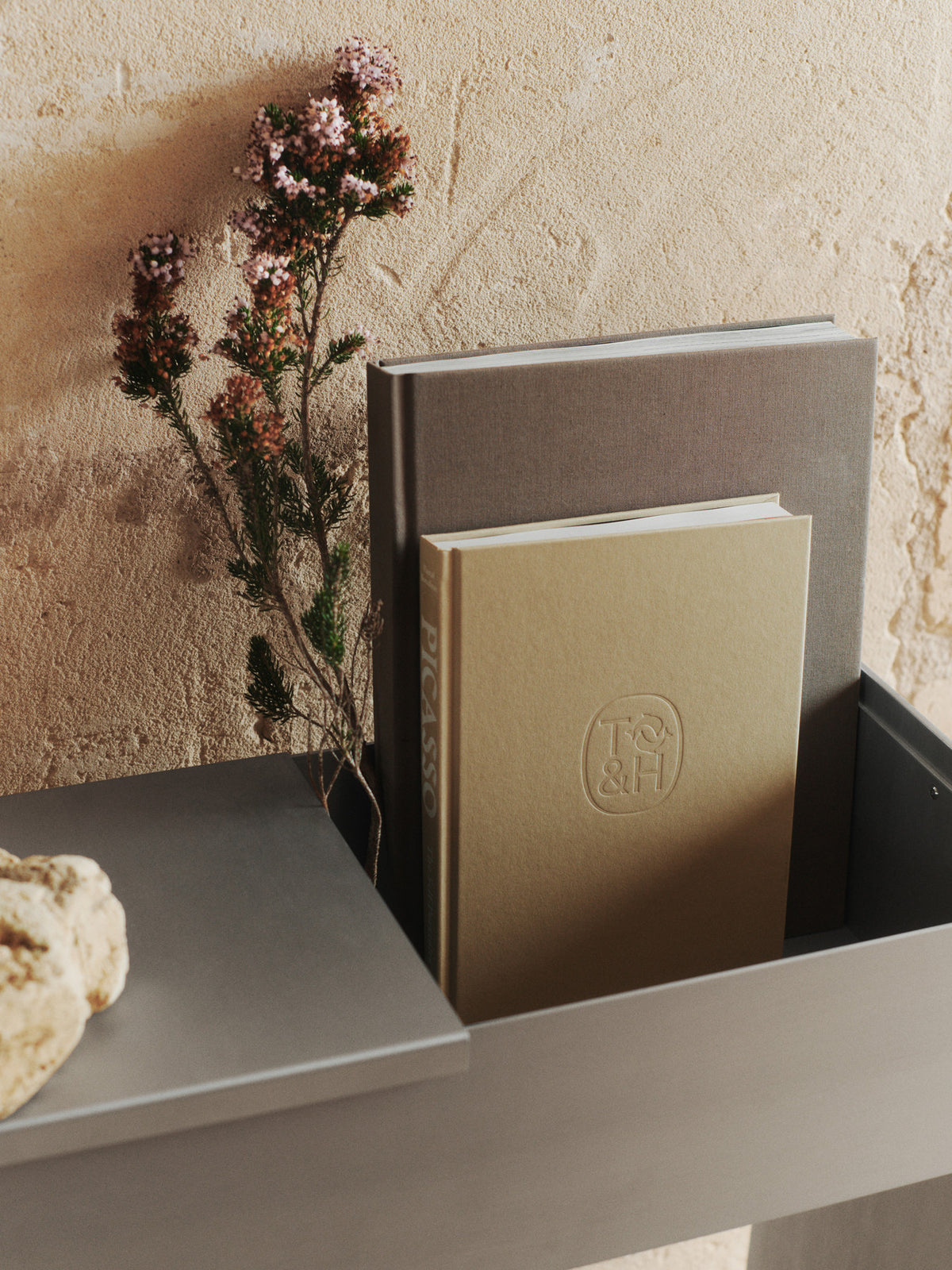 Lagerablage für Pflanzenkasten in Aluminium präsentiert im Onlineshop von KAQTU Design AG. Pflanzentopf Outdoor ist von Ferm Living
