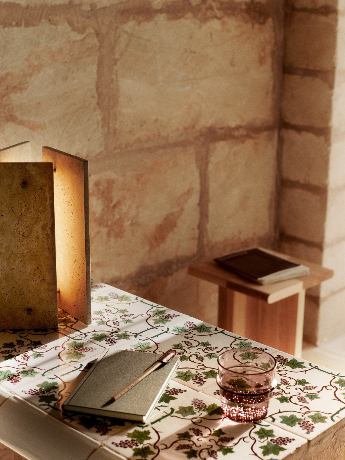 Oeste Tischlampe in Sand präsentiert im Onlineshop von KAQTU Design AG. Tischleuchte ist von Ferm Living