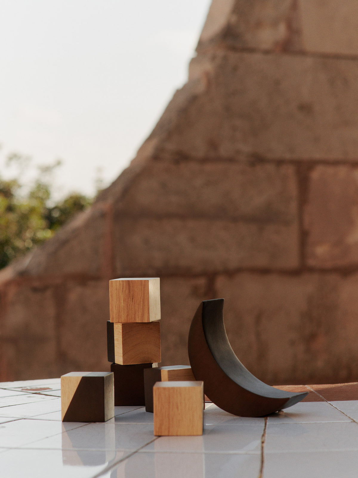 Phase Bausteine in Natürlich/Dunkel gebeizt präsentiert im Onlineshop von KAQTU Design AG. Spielzeug ist von Ferm Living