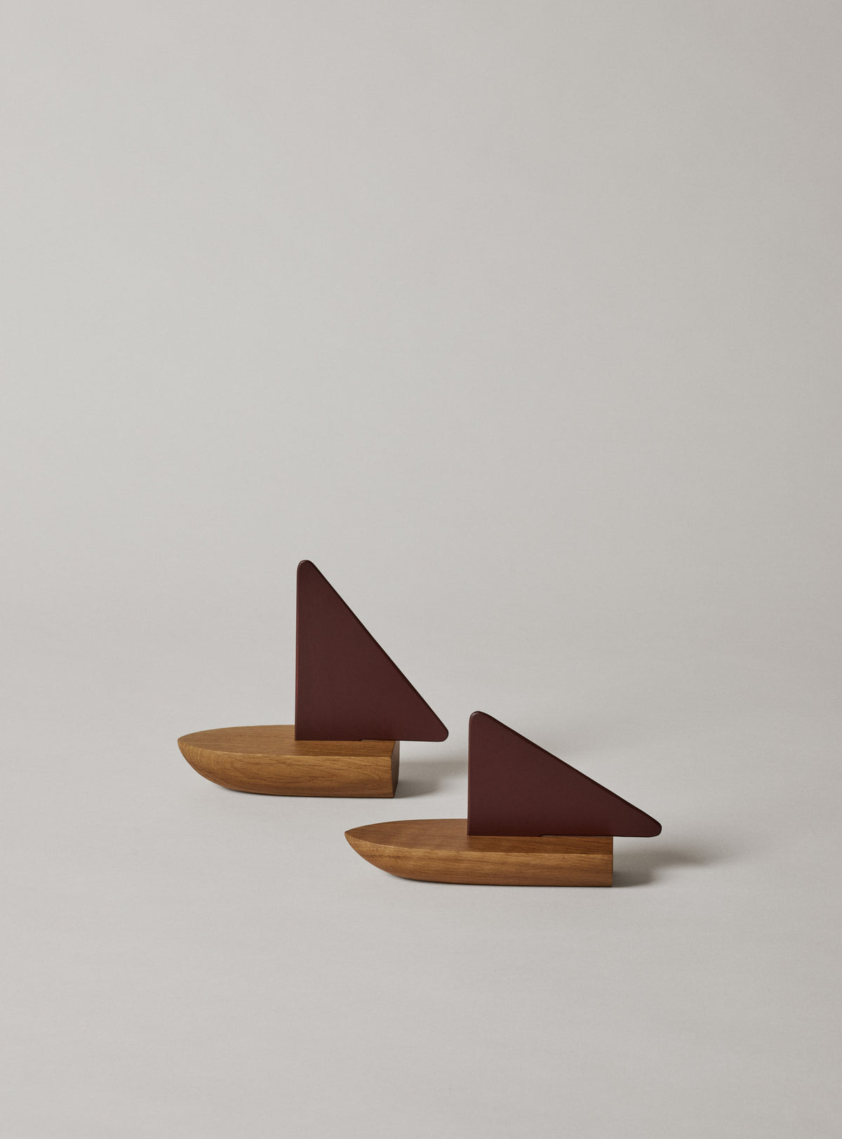 Opty Boot Set aus 2 in Dunkle Pekannuss/Eiche präsentiert im Onlineshop von KAQTU Design AG. Spielzeug ist von Ferm Living