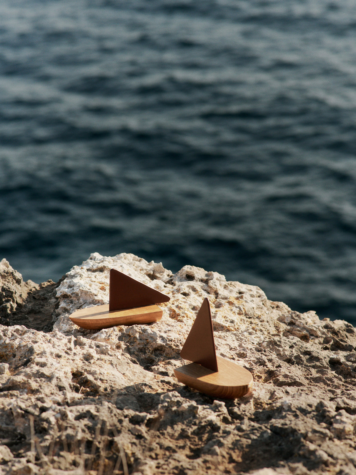 Opty Boot Set aus 2 in Dunkle Pekannuss/Eiche präsentiert im Onlineshop von KAQTU Design AG. Spielzeug ist von Ferm Living