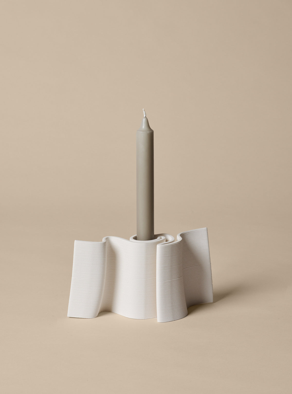 Dedali Kerzenhalter in Cremeweiss präsentiert im Onlineshop von KAQTU Design AG. Kerzenständer ist von Ferm Living