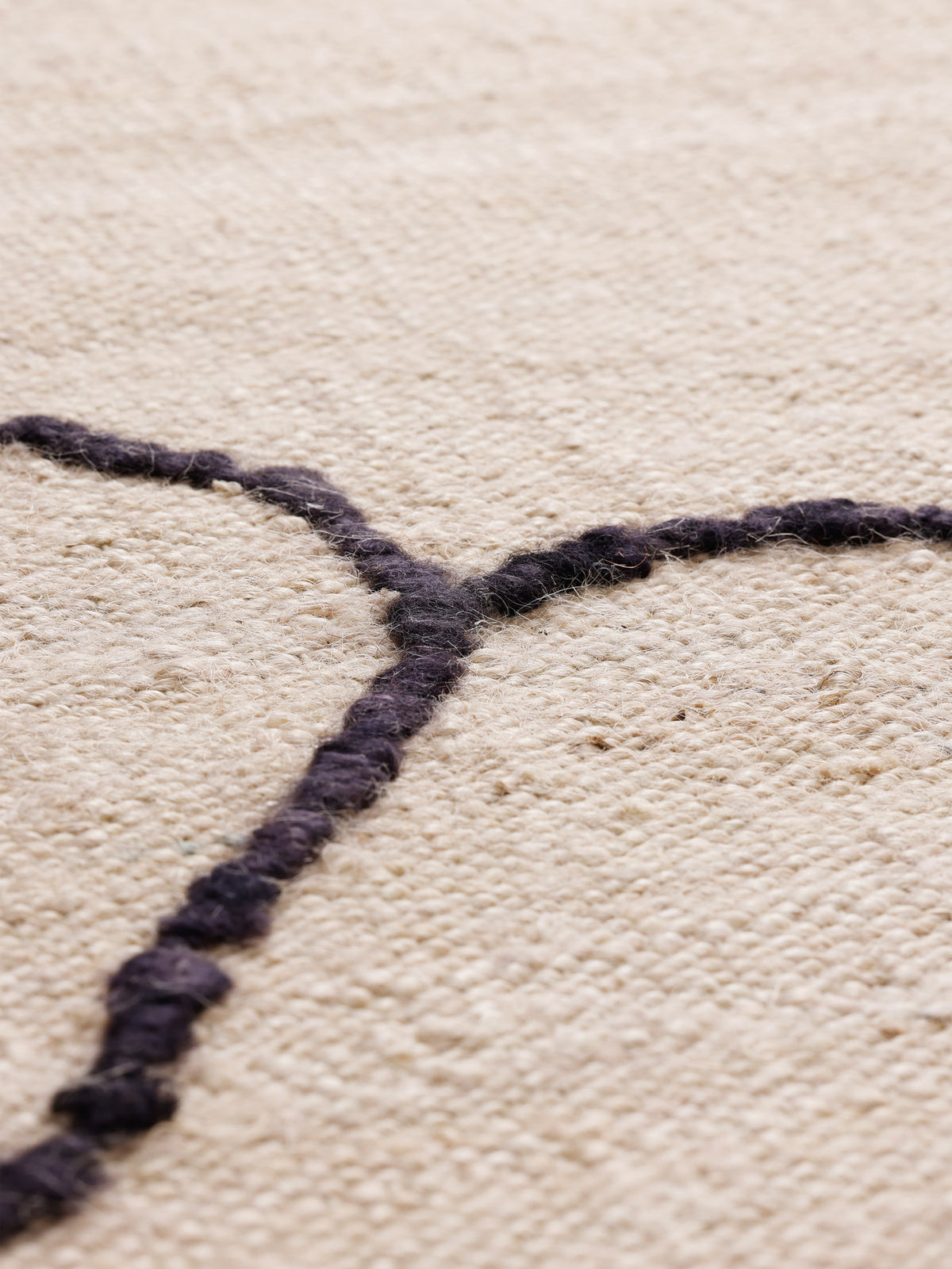 Gesso Jute Teppich 200 x 300 in Off-White/Dunkel Feige präsentiert im Onlineshop von KAQTU Design AG. Teppich ist von Ferm Living