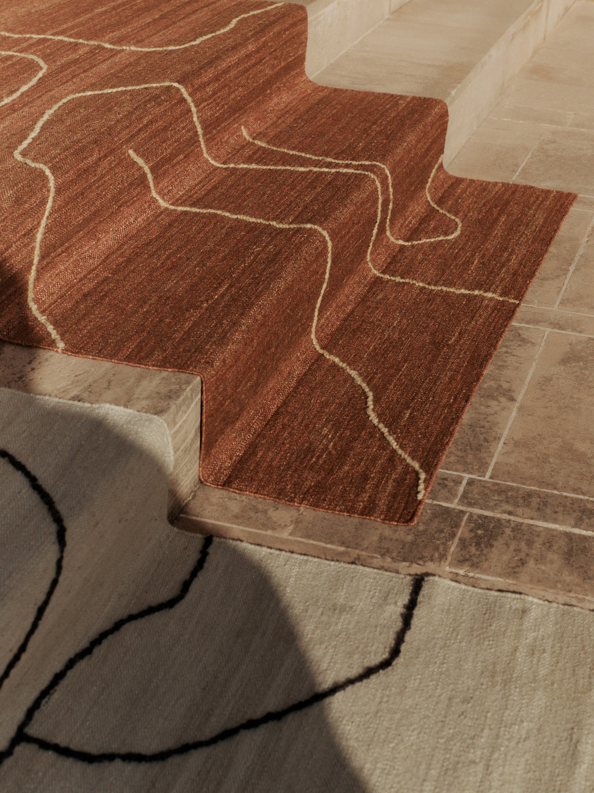 Gesso Jute Teppich 200 x 300 in Off-White/Dunkel Feige präsentiert im Onlineshop von KAQTU Design AG. Teppich ist von Ferm Living