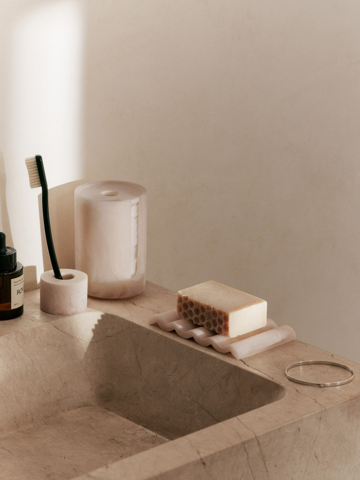 Mist Seifenhalter in Pearl präsentiert im Onlineshop von KAQTU Design AG. Seifenspender ist von Ferm Living