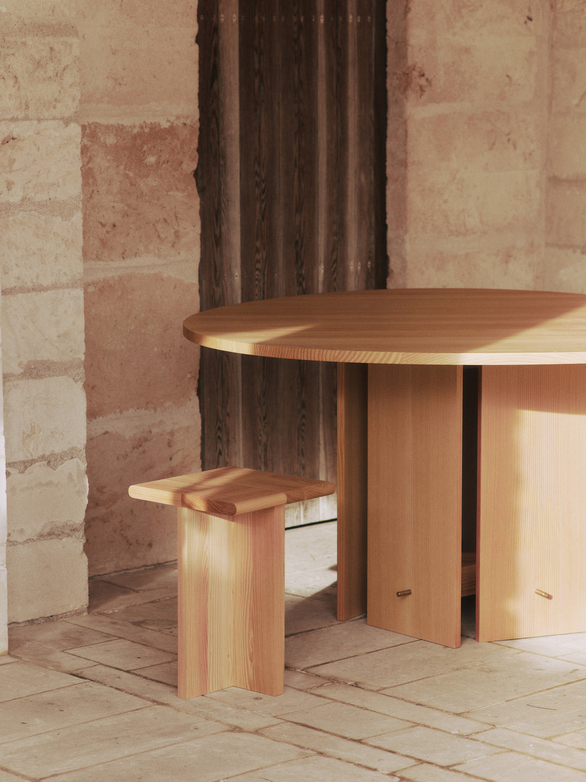 Sala Stück in Douglasie präsentiert im Onlineshop von KAQTU Design AG. Podest ist von Ferm Living