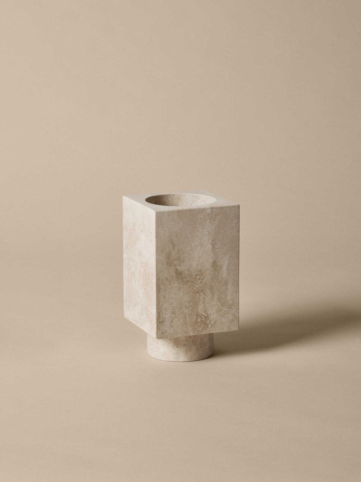 Hew Vase in Travertin präsentiert im Onlineshop von KAQTU Design AG. Vase ist von Ferm Living