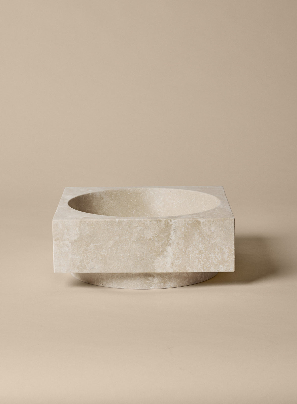 Hew High Schale in Travertin präsentiert im Onlineshop von KAQTU Design AG. Schale ist von Ferm Living