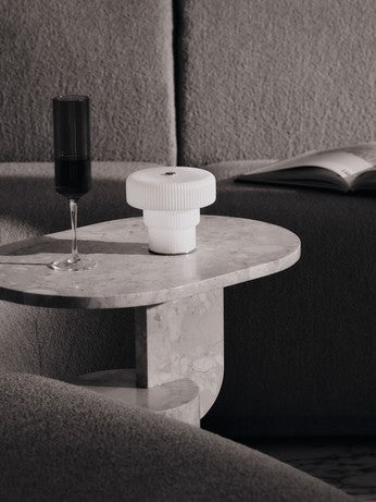 Zwei stilvolle Ripple Champagnerflöten von Ferm Living, perfekt für besondere Anlässe und um das Trinkerlebnis zu verfeinern.
