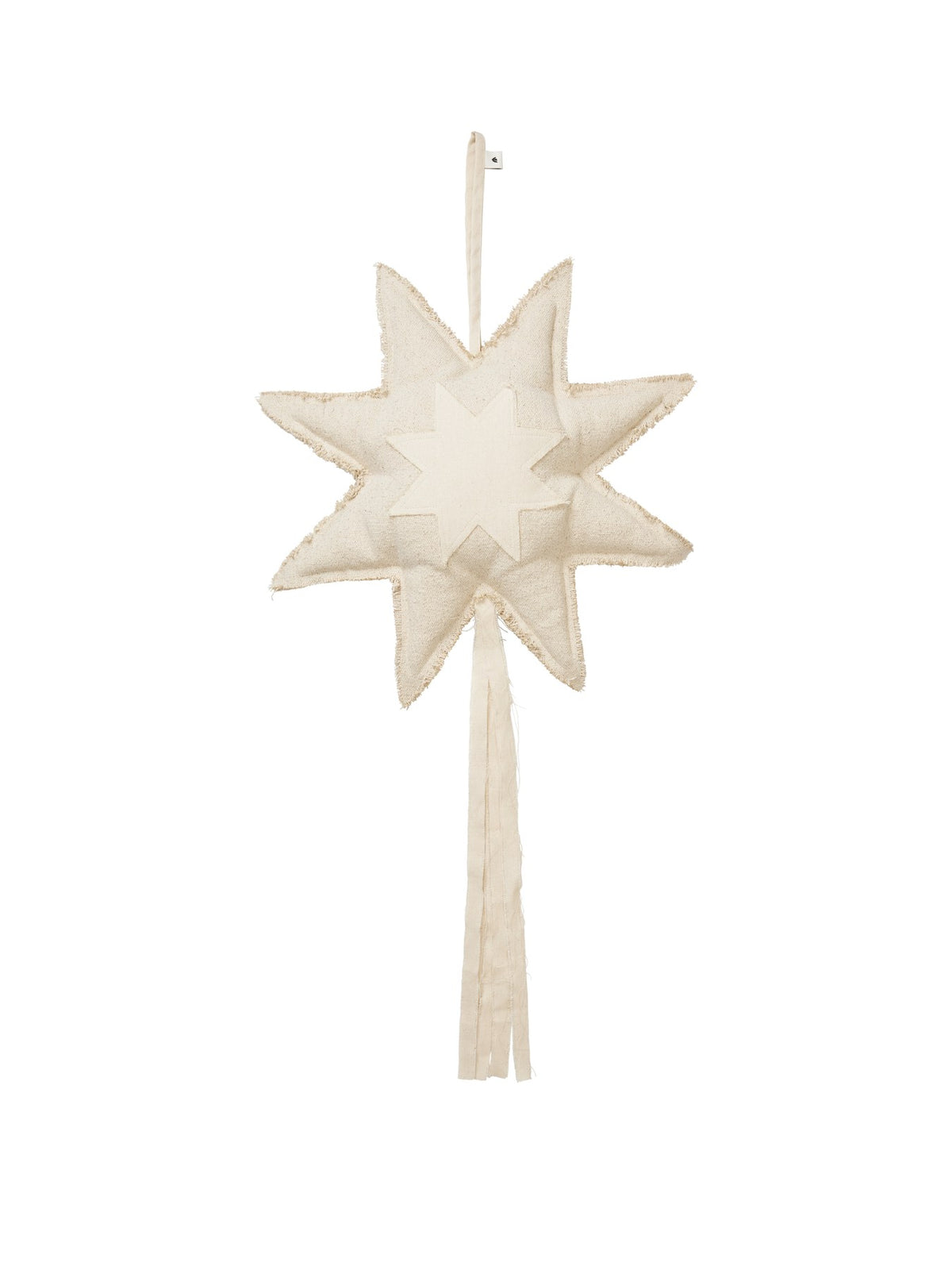 Sternförmiges Fensterornament Vela von Ferm Living aus natürlicher Bio-Baumwolle mit ausgefranstem Saum und kleinerem Stern in der Mitte.