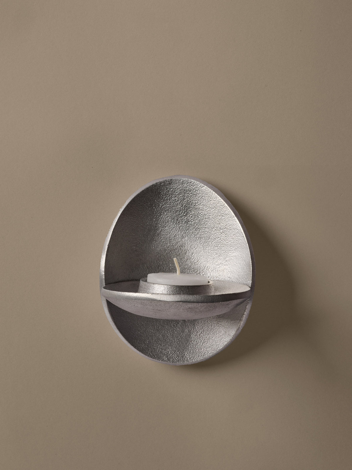 Agapé Wall Tealight Holder in Aluminium präsentiert im Onlineshop von KAQTU Design AG. Kerzenständer ist von Ferm Living