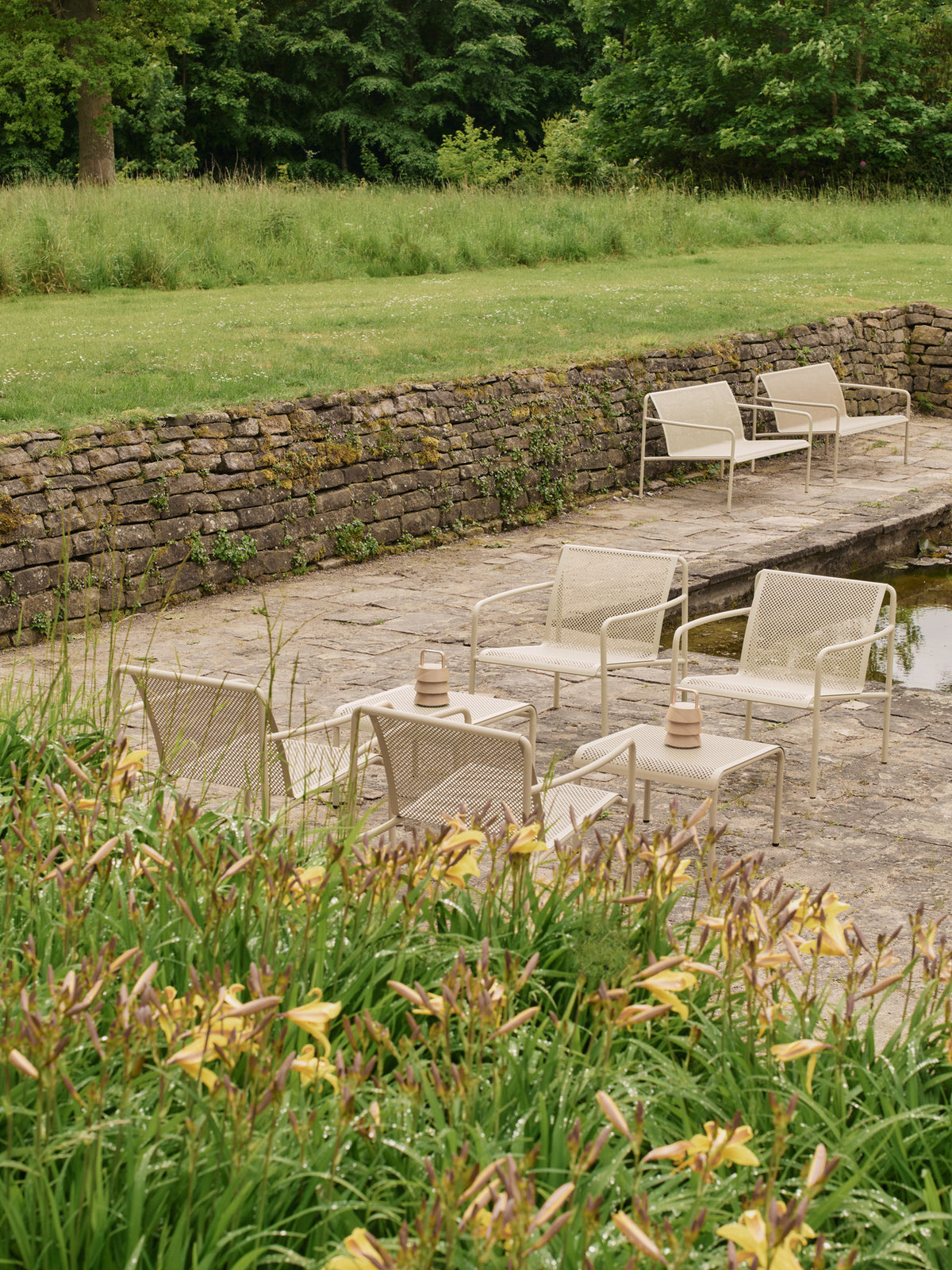 Dapple Lounge Chair mit Armlehnen in Kaschmir präsentiert im Onlineshop von KAQTU Design AG. Outdoor-Sessel mit Armlehnen ist von Ferm Living