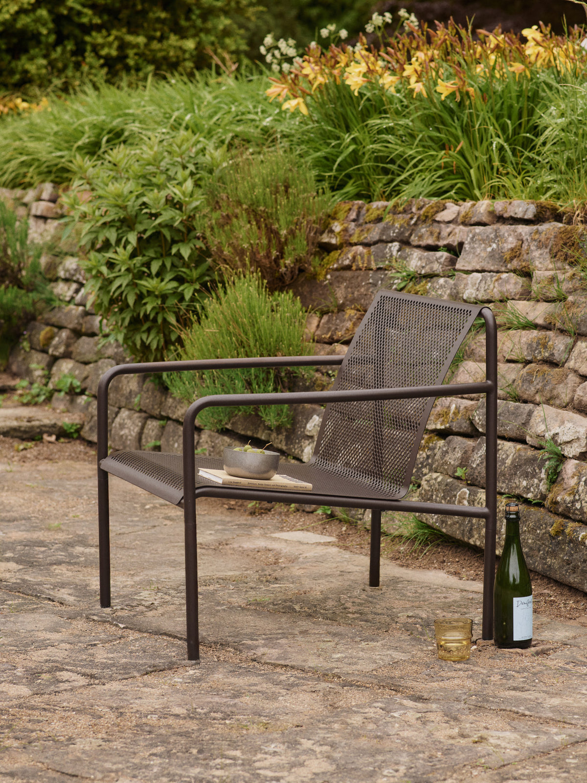 Dapple Lounge Chair mit Armlehnen in Dunkle Schokolade präsentiert im Onlineshop von KAQTU Design AG. Outdoor-Sessel mit Armlehnen ist von Ferm Living