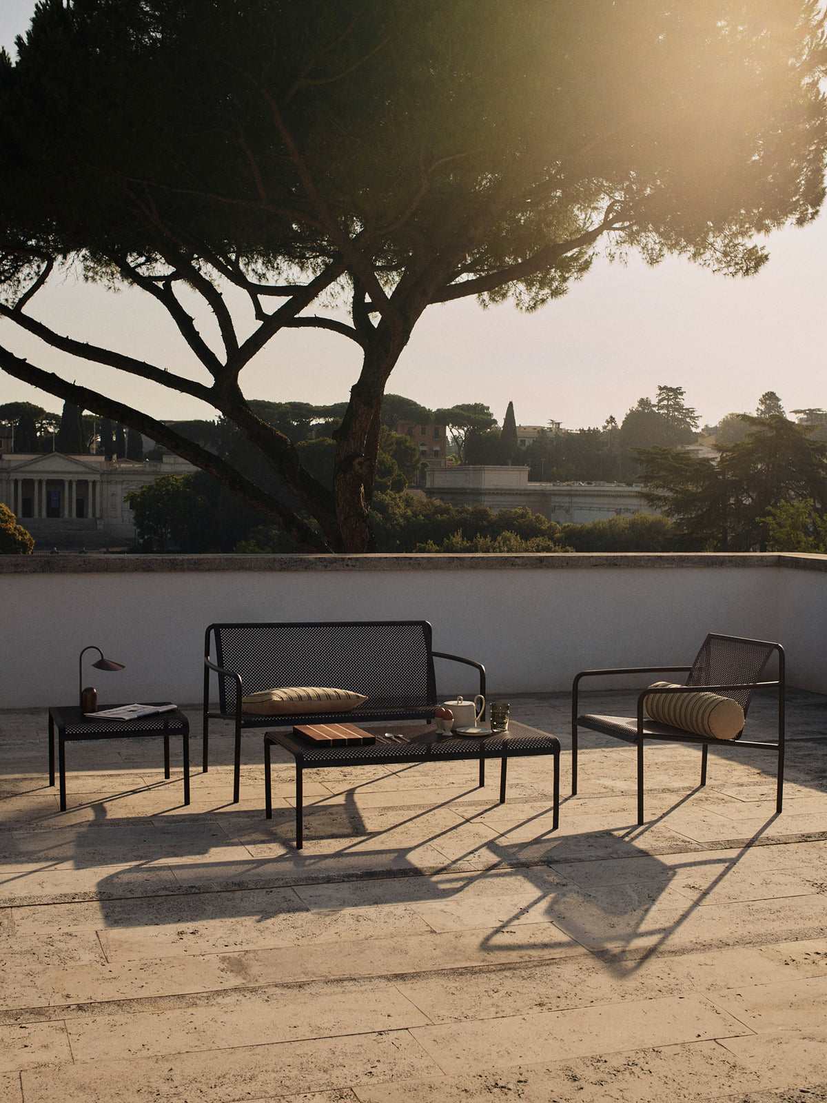 Dapple Lounge Chair mit Armlehnen in Dunkle Schokolade präsentiert im Onlineshop von KAQTU Design AG. Outdoor-Sessel mit Armlehnen ist von Ferm Living