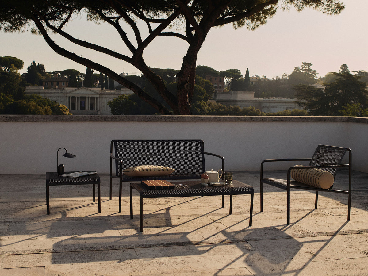 Dapple Loungetisch 114 x 57 in Dunkle Schokolade präsentiert im Onlineshop von KAQTU Design AG. Loungetisch ist von Ferm Living