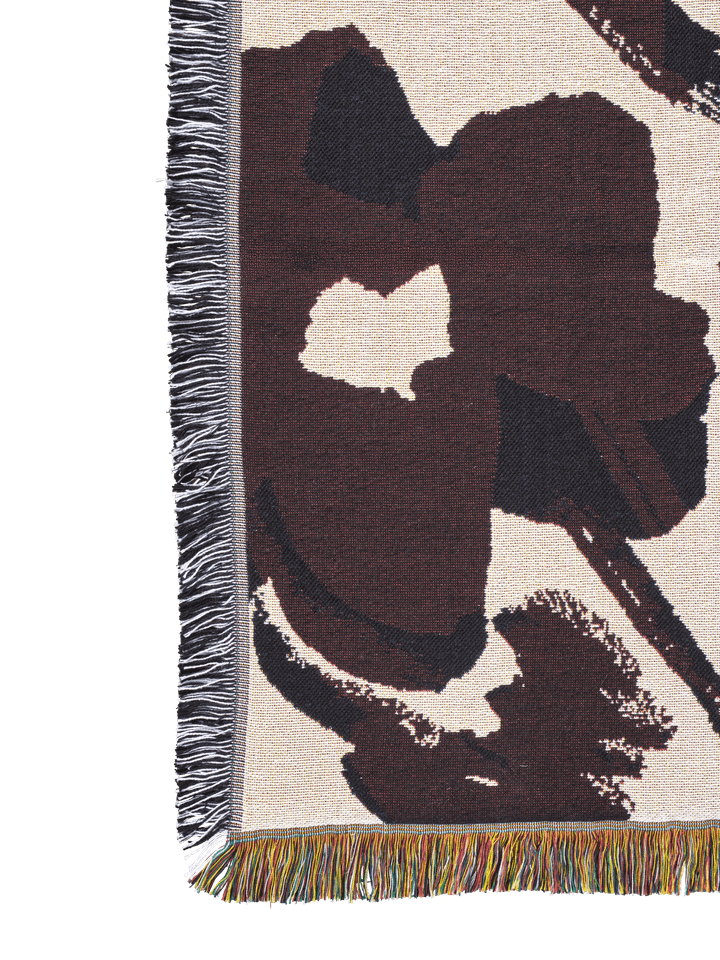Gemütliche Cilla Tapestry Wolldecke in Off-white und Dunkeltraube von Ferm Living, ideal für stilvolle Akzente in jedem Raum.