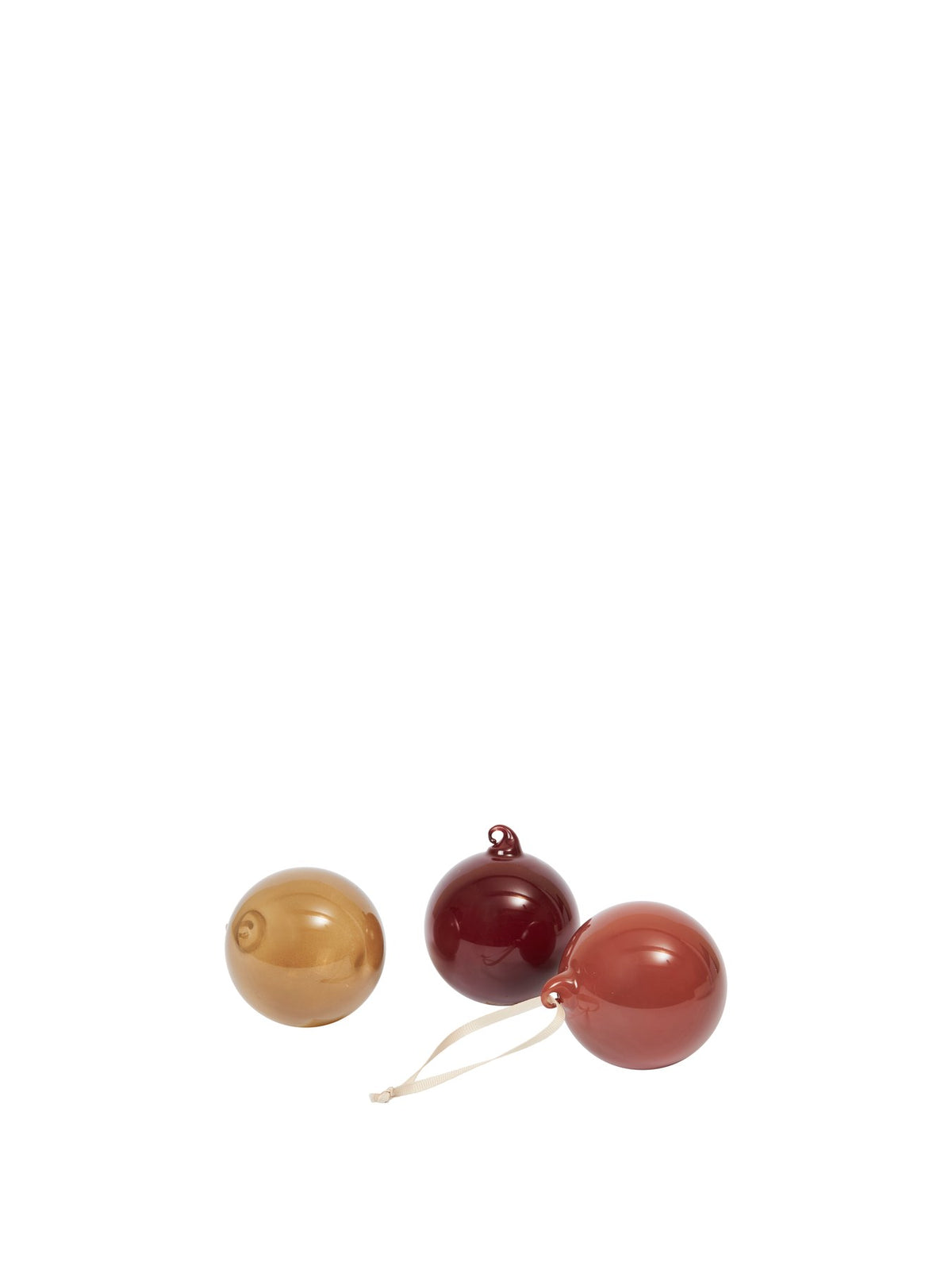 Drei kleine Glaskugeln in Rosenfarbig Opak aus mundgeblasenem Glas, mit cremefarbenem Polyesterband zum Aufhängen, als Weihnachtsornament.