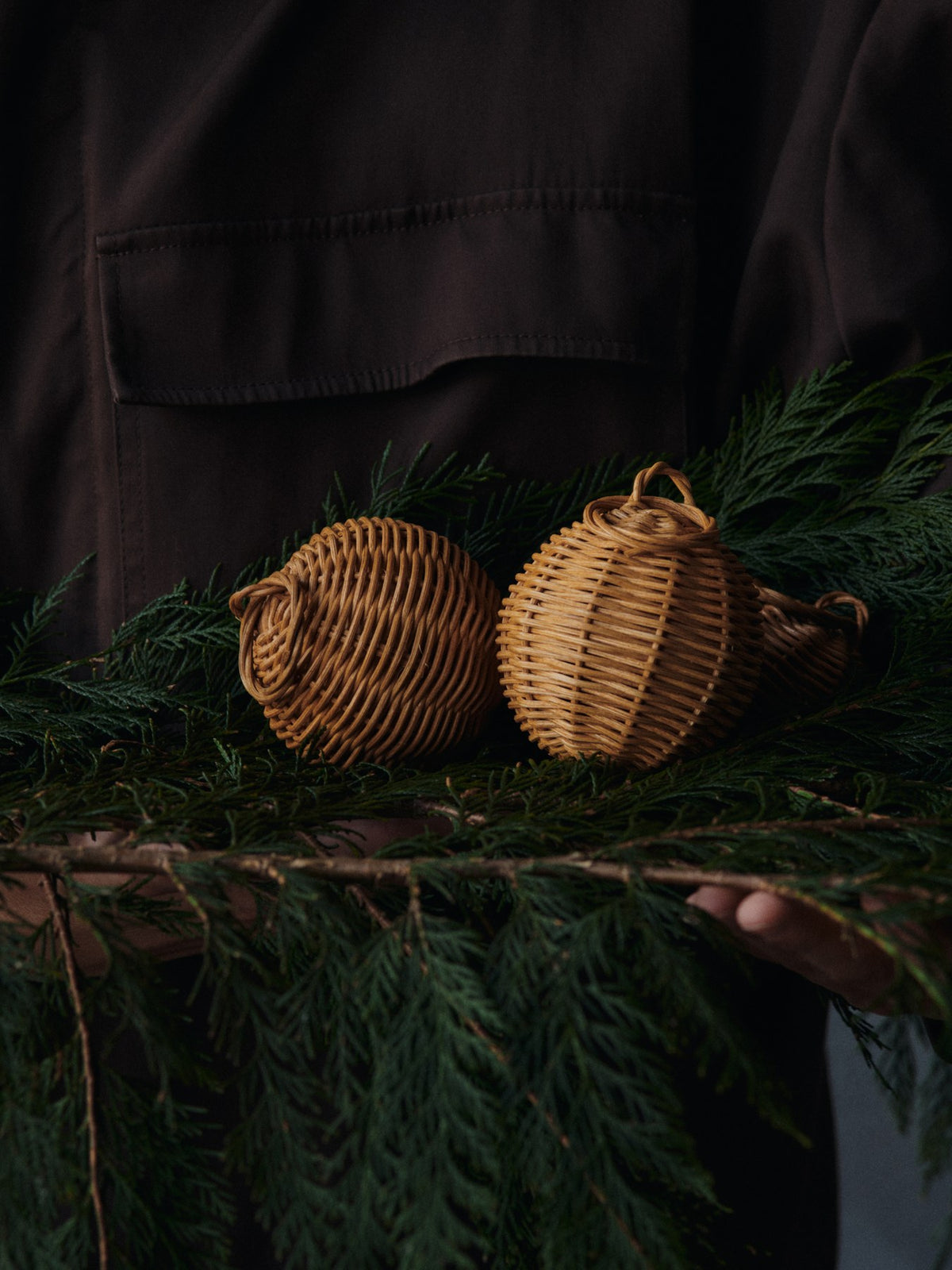 Zwei runde Ornamente aus handgeflochtenem, natürlichem Rattan mit kleiner Aufhängeschlaufe, Set von Ferm Living für Weihnachtsdeko.