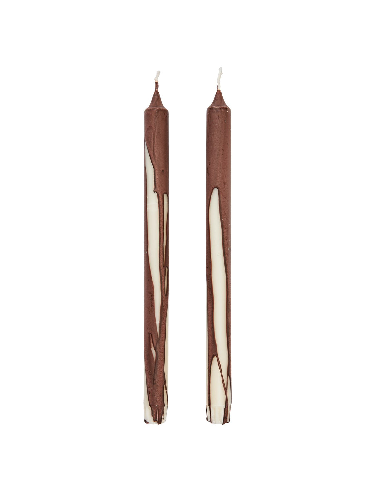 Zwei schlanke Kerzen aus reinem Stearin in Dunkle Schokolade, schmale zylindrische Form, Höhe 30 cm, von Ferm Living.