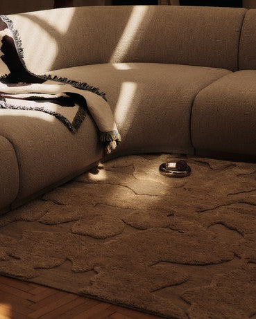 Eleganter Cilla Teppich in Tan, 200 x 300 cm, von Ferm Living, ideal für stilvolle Wohnräume und gemütliche Akzente.