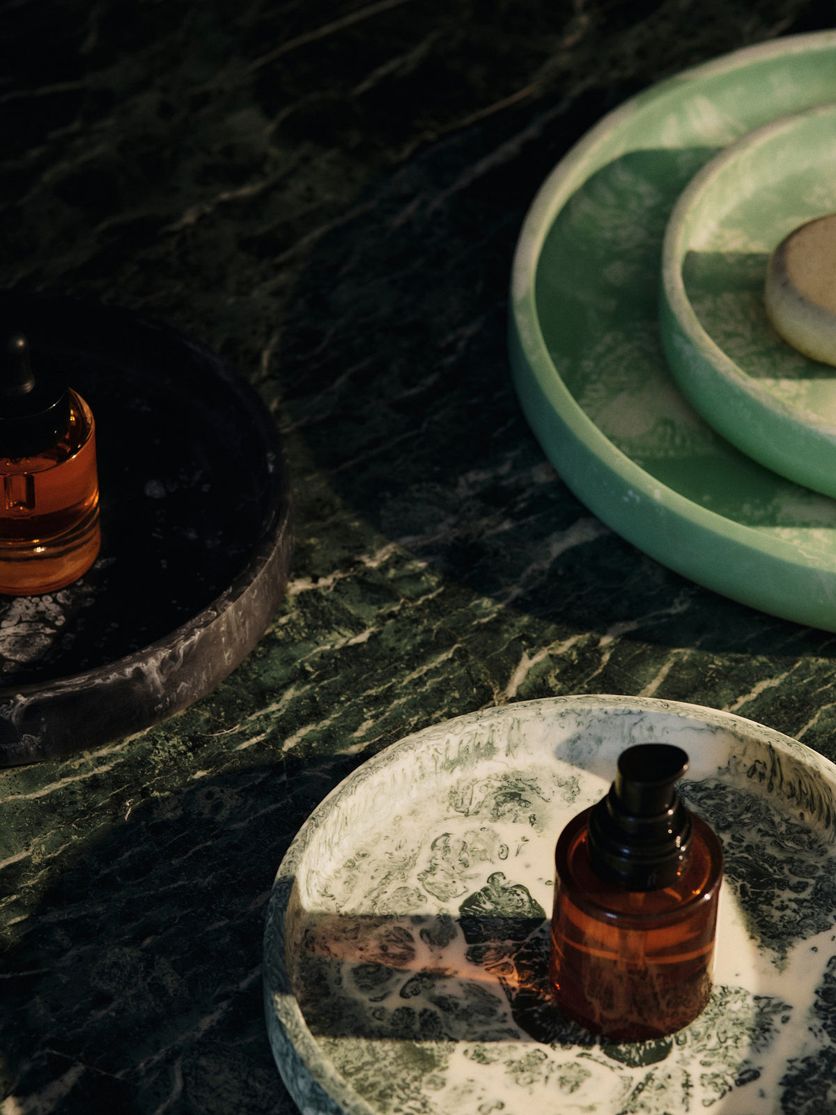 Mist Tray Ø20 in Charcoal präsentiert im Onlineshop von KAQTU Design AG. Tablett ist von Ferm Living