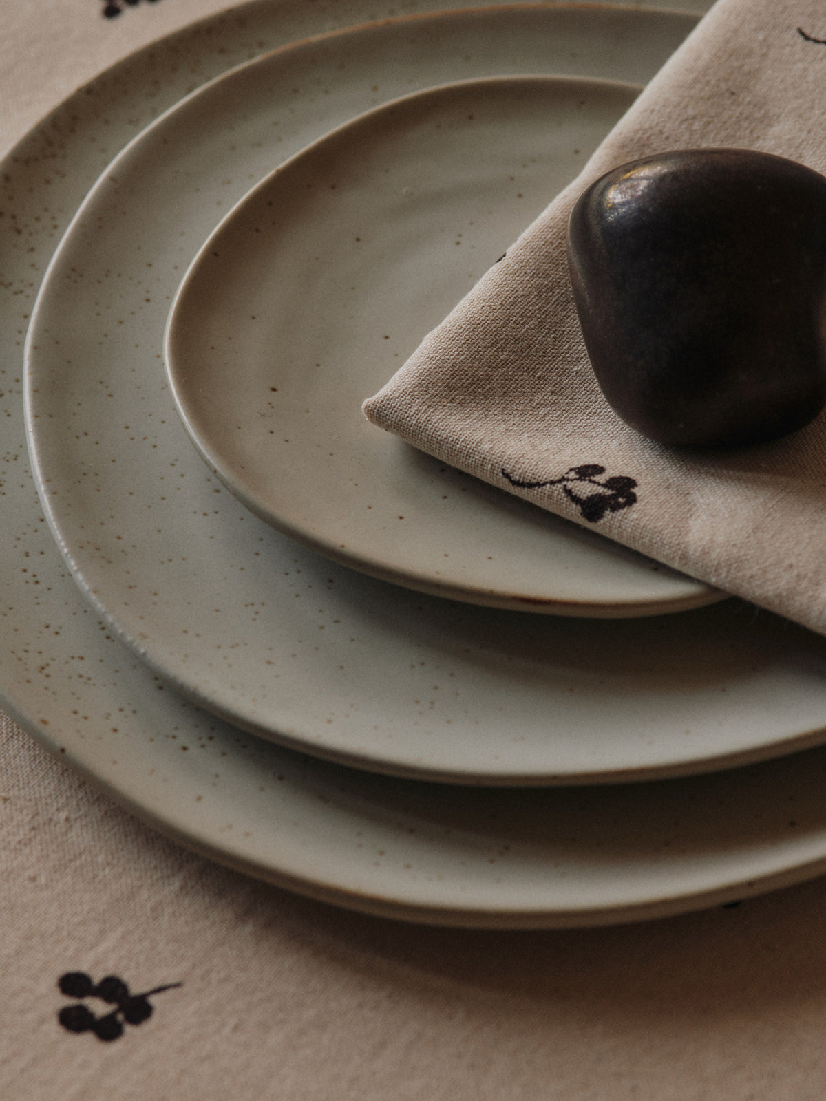 Baies Servietten  Set aus 4 in Natürliche/Dunkle Schokolade präsentiert im Onlineshop von KAQTU Design AG.  ist von Ferm Living