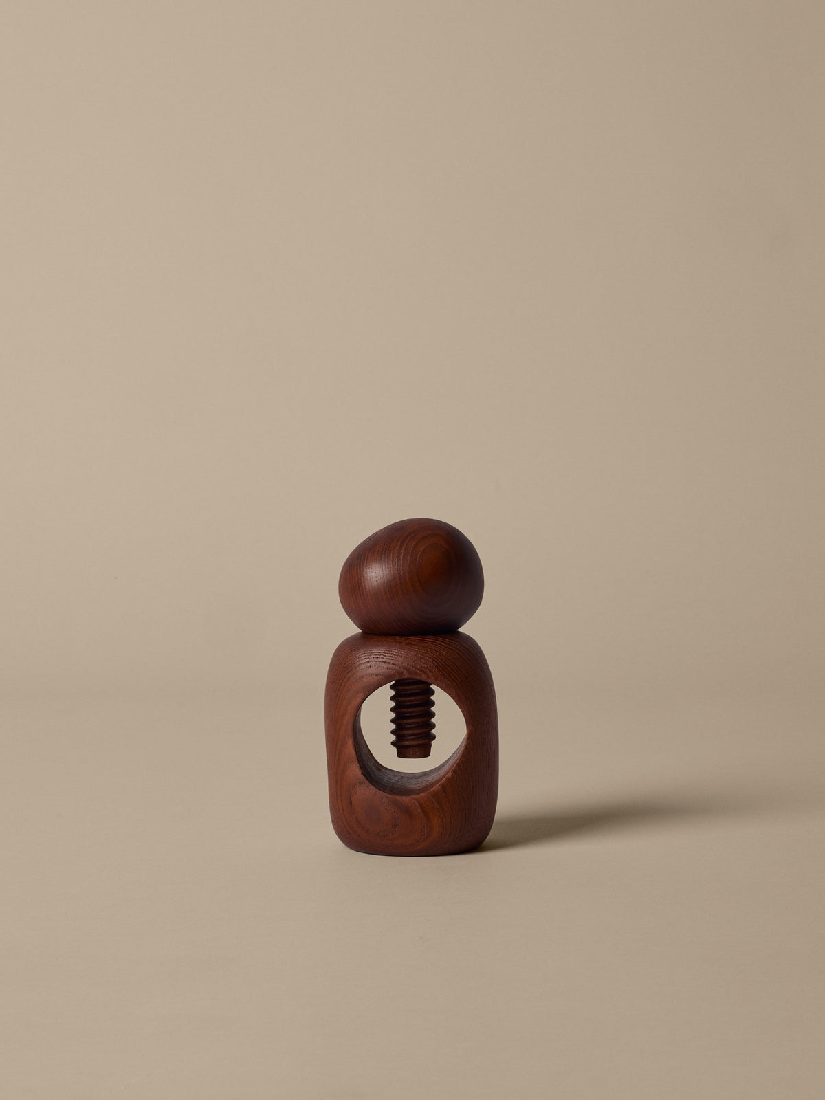 Cairn Nussknacker in Dunkelbraun präsentiert im Onlineshop von KAQTU Design AG. Nussknacker ist von Ferm Living