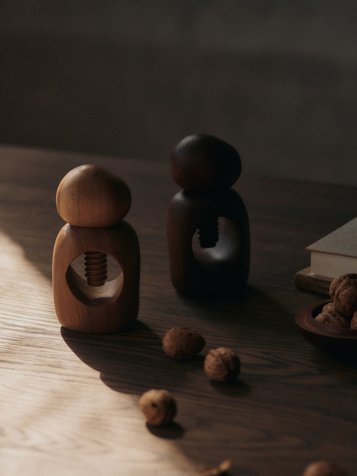 Cairn Nussknacker in Dunkelbraun präsentiert im Onlineshop von KAQTU Design AG. Nussknacker ist von Ferm Living