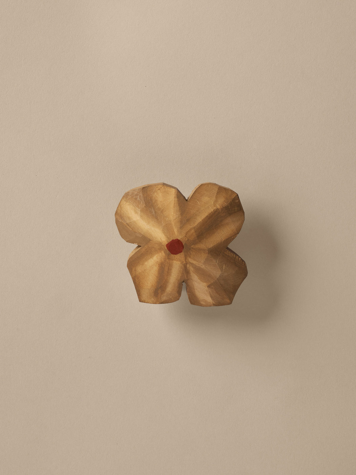 Poesie Hand carved Hook in Tan präsentiert im Onlineshop von KAQTU Design AG. Kleiderhaken ist von Ferm Living