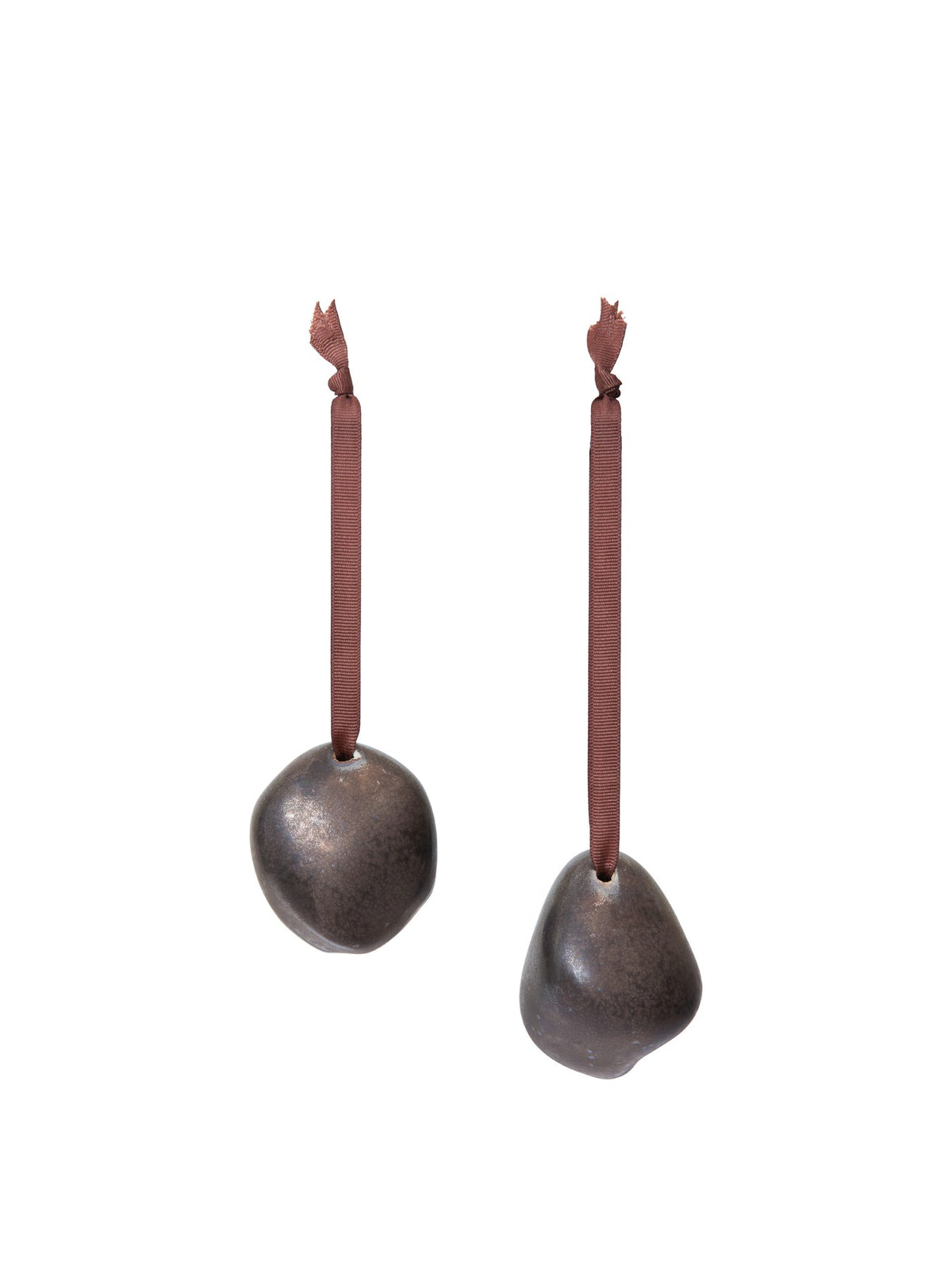 Zwei runde Weihnachtskugeln aus galvanisiertem Steingut mit Messing-Finish, glatte organische Form, inklusive Polyesterband.
