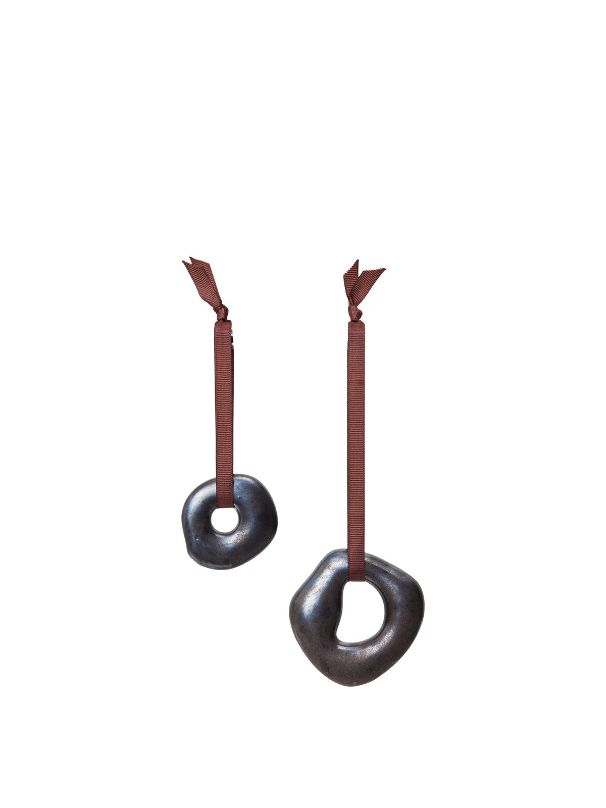 Zwei runde Ornamente aus galvanisiertem Steingut in Messing-Finish mit Polyesterband, abstrakte organische Form, Weihnachtsdekoration.