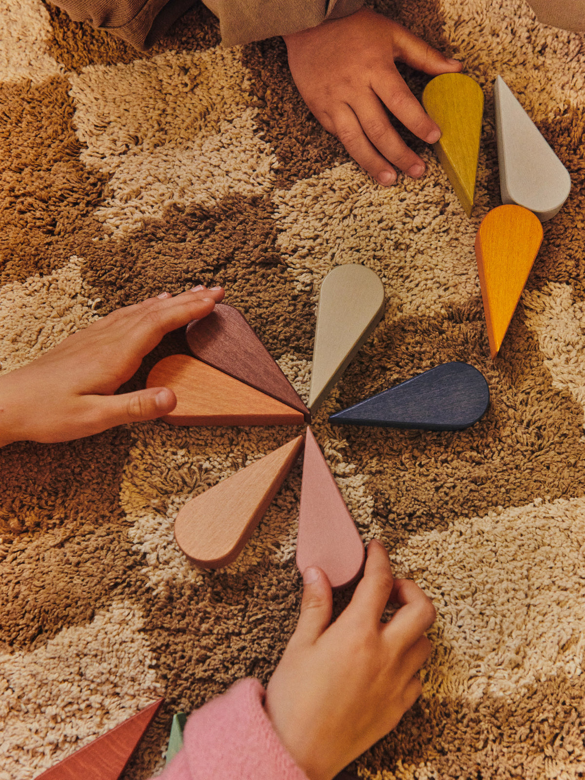 Mara Washable Rug in Tan/Warm Sand präsentiert im Onlineshop von KAQTU Design AG. Teppich ist von Ferm Living