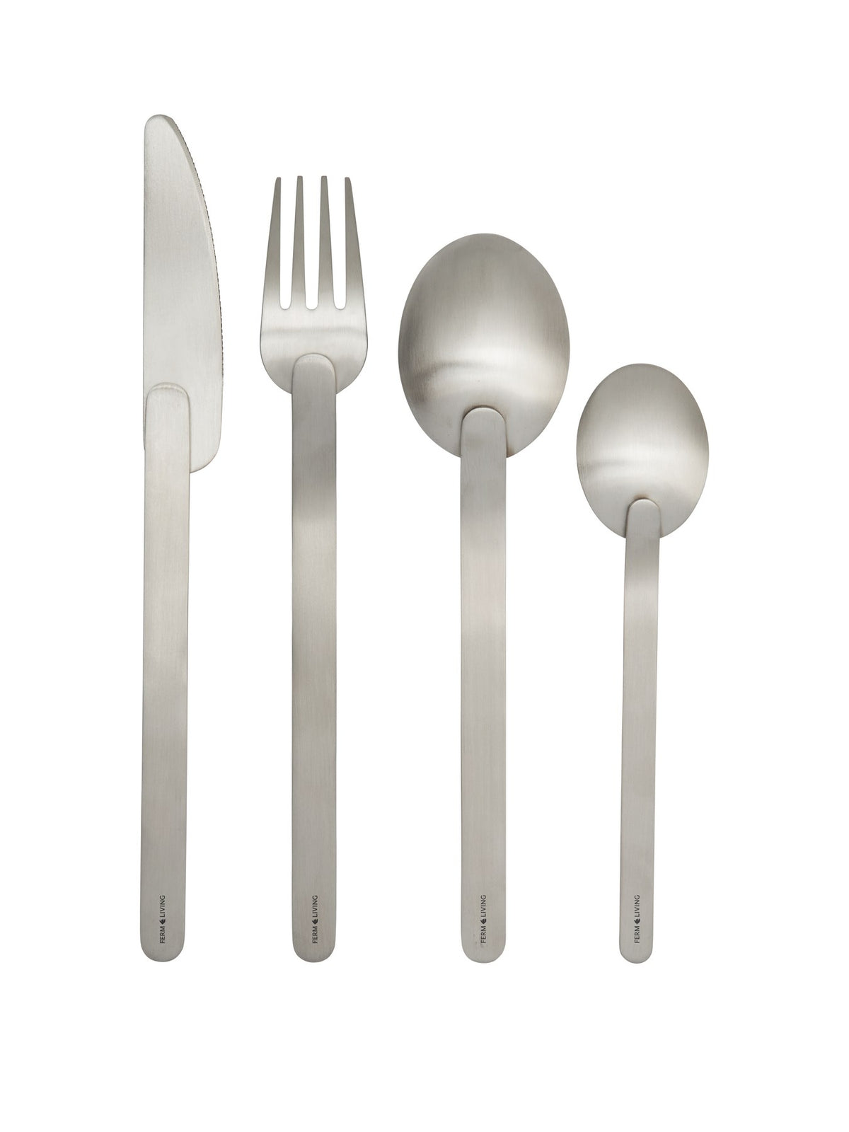 Stelo Besteckset aus 4 Teilen von Ferm Living in gebürstetem Edelstahl, schmale Griffe und flacher Besteckkopf mit unsichtbarer Schweissnaht.