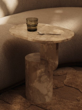 Stelo Besteckset aus 4 Teilen von Ferm Living in gebürstetem Edelstahl, schmale Griffe und flacher Besteckkopf mit unsichtbarer Schweissnaht.