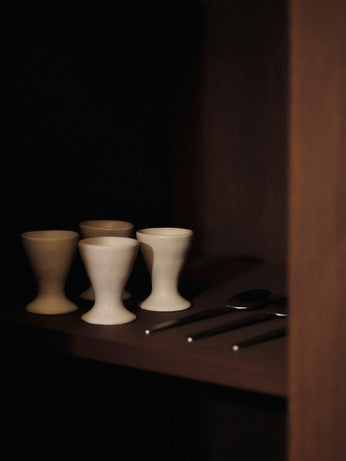 Stelo Besteckset aus 4 Teilen von Ferm Living in gebürstetem Edelstahl, schmale Griffe und flacher Besteckkopf mit unsichtbarer Schweissnaht.