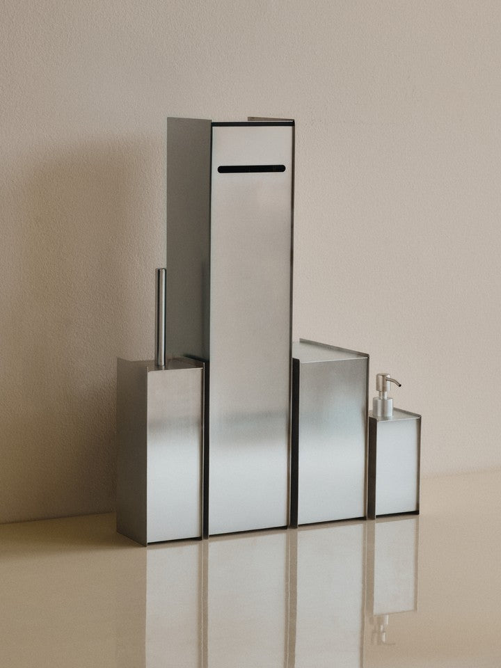Sama Toilettenbürste von Ferm Living: schlanker Behälter aus gebürstetem Edelstahl mit Kunststoff-Bürstenkopf, klare geometrische Form.