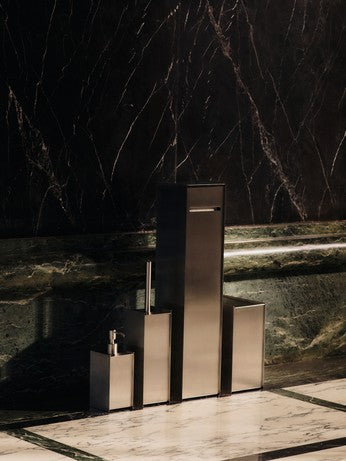 Sama Toilettenbürste von Ferm Living: schlanker Behälter aus gebürstetem Edelstahl mit Kunststoff-Bürstenkopf, klare geometrische Form.