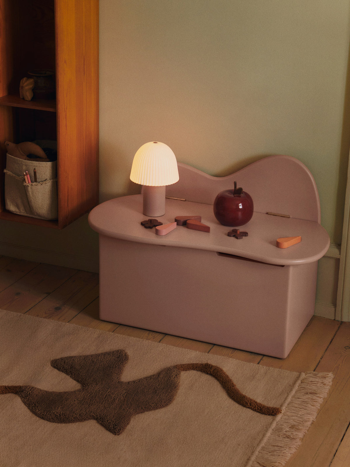 Apple Money Bank in Deep Red präsentiert im Onlineshop von KAQTU Design AG. Figuren / Objekte Kids ist von Ferm Living