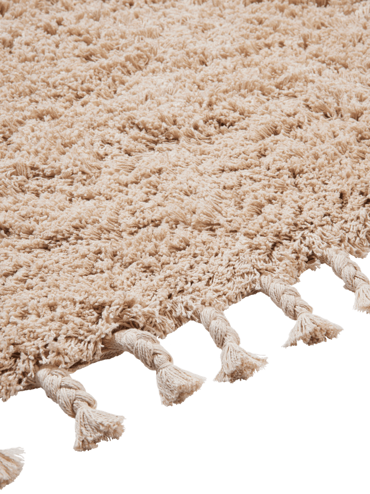 Luxuriöser Amass Long Pile Teppich in zartem Off-white, perfekt für gemütliche und moderne Wohnambiente, entworfen von Ferm Living.