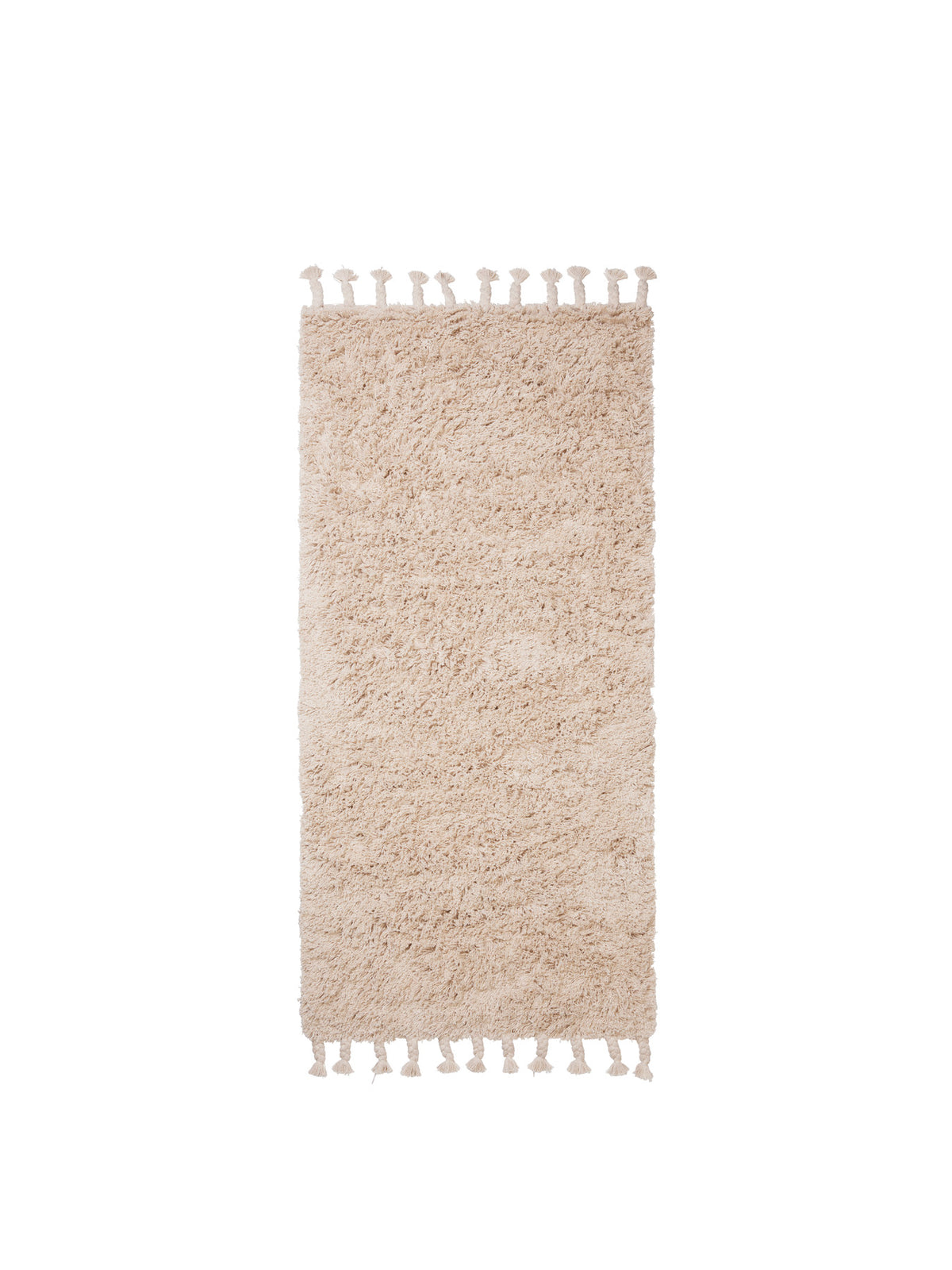 Langflor-Teppich Amass von Ferm Living in White Pepper, 100% Baumwolle, handgetuftet mit geflochtenen Fransen, rechteckige Form.