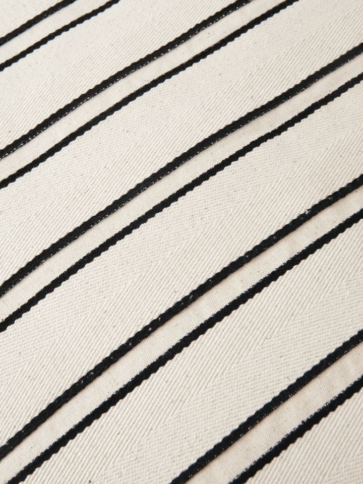 Twill Kissen  in Off-white/Black präsentiert im Onlineshop von KAQTU Design AG. Deko Kissen ist von Ferm Living