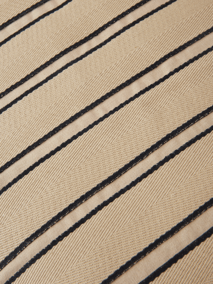 Twill Kissen  in Cashmere/Black präsentiert im Onlineshop von KAQTU Design AG. Deko Kissen ist von Ferm Living
