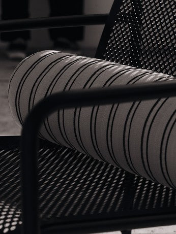 Stilvolles Twill Bolster Kissen in edlem Cashmere/Schwarz von Ferm Living, perfekt für eine moderne und einladende Wohnatmosphäre.