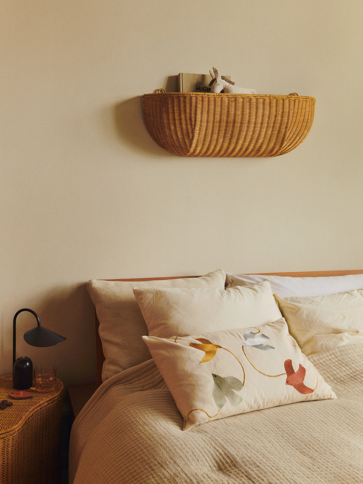 Swif Bird Embroidered Cushion Rectangular in Multi präsentiert im Onlineshop von KAQTU Design AG. Kissen ist von Ferm Living