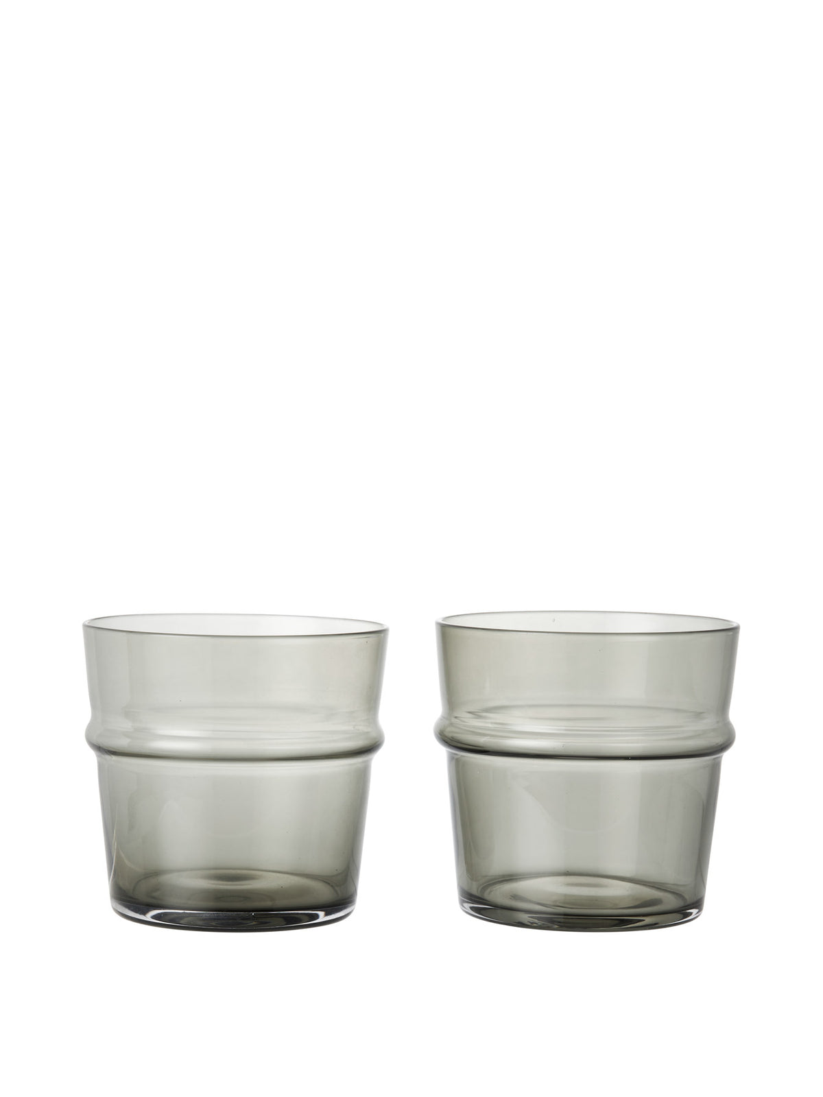 Boya Gläser Low Set aus 2 in Grau geräuchert präsentiert im Onlineshop von KAQTU Design AG. Trinkgläser ist von Ferm Living