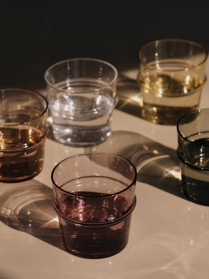 Zwei stilvolle Boya Gläser von Ferm Living, perfekt für jeden Anlass und ideal zum Genießen von Getränken in elegantem Design.