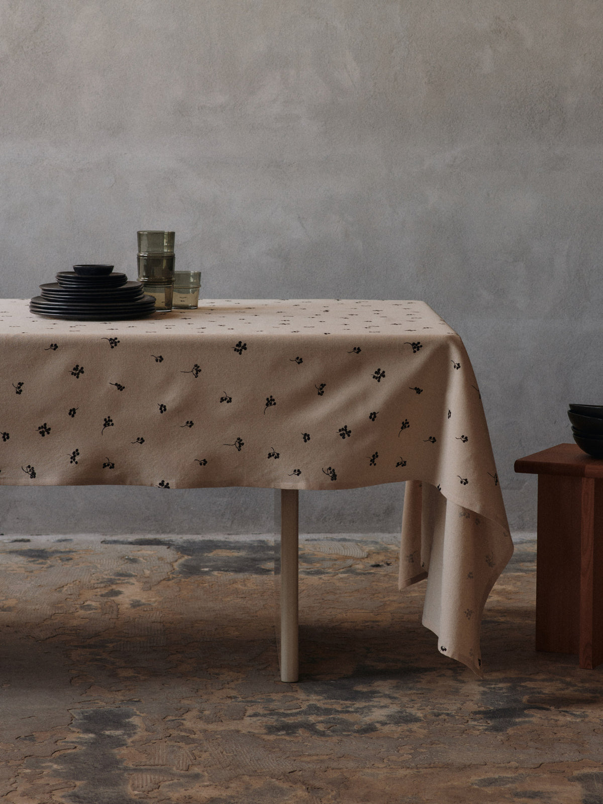 Boya Gläser High Set aus 2 in Grau geräuchert präsentiert im Onlineshop von KAQTU Design AG. Trinkgläser ist von Ferm Living