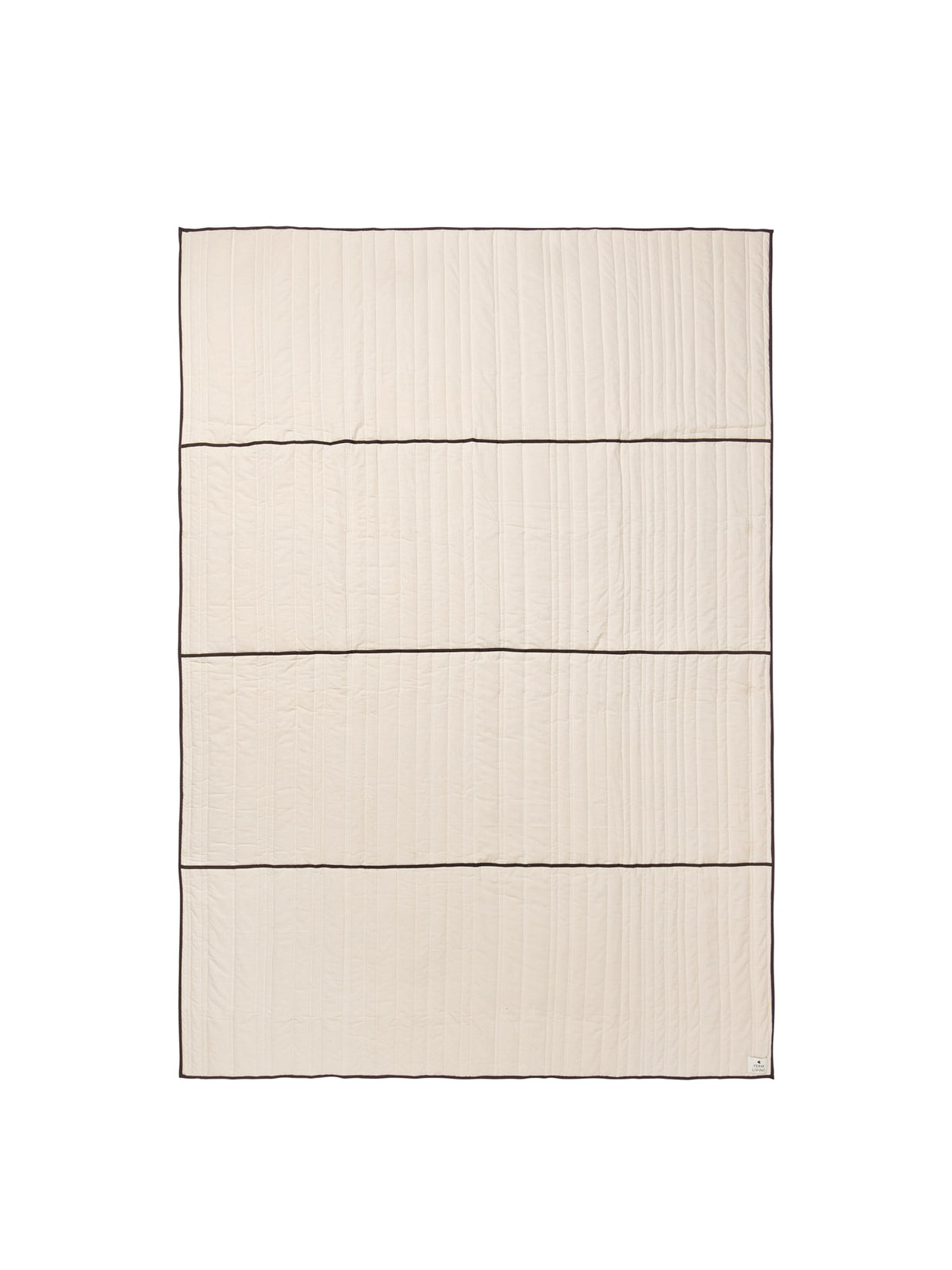 Gesteppte Tagesdecke Vari von Ferm Living aus Bio-Baumwolle in Natural mit Paspelierung in Dark Chocolate, auf Bett drapiert.