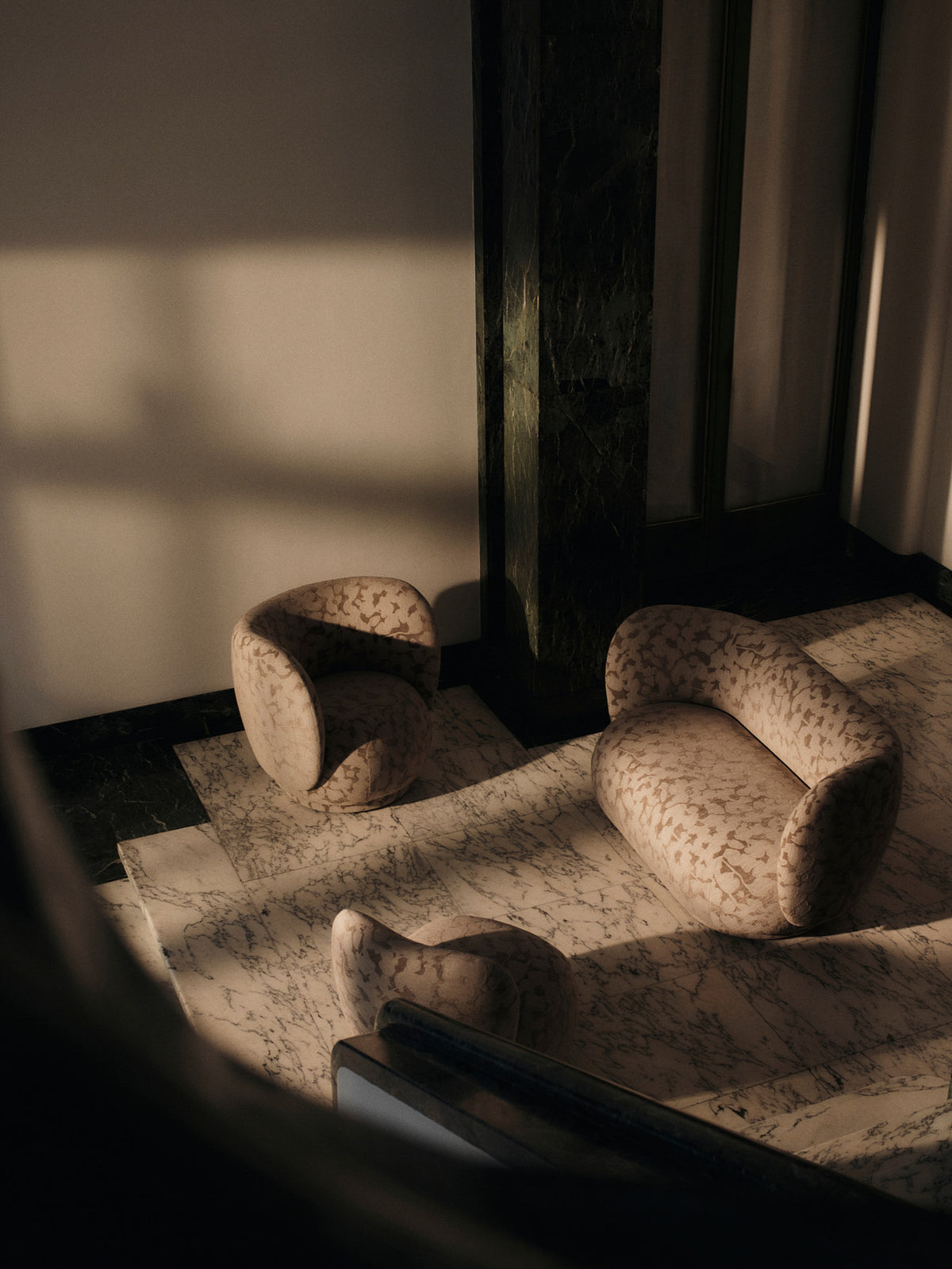 Rico Loungesessel drehbar von Ferm Living, runder Drehsessel mit Stoffbezug